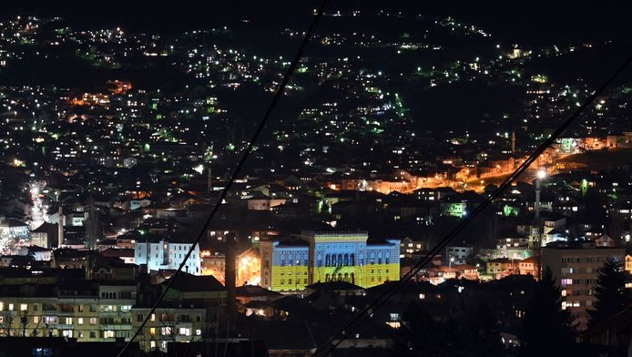 Het stadhuis van Sarajevo in de kleuren van de Oekraïense vlag