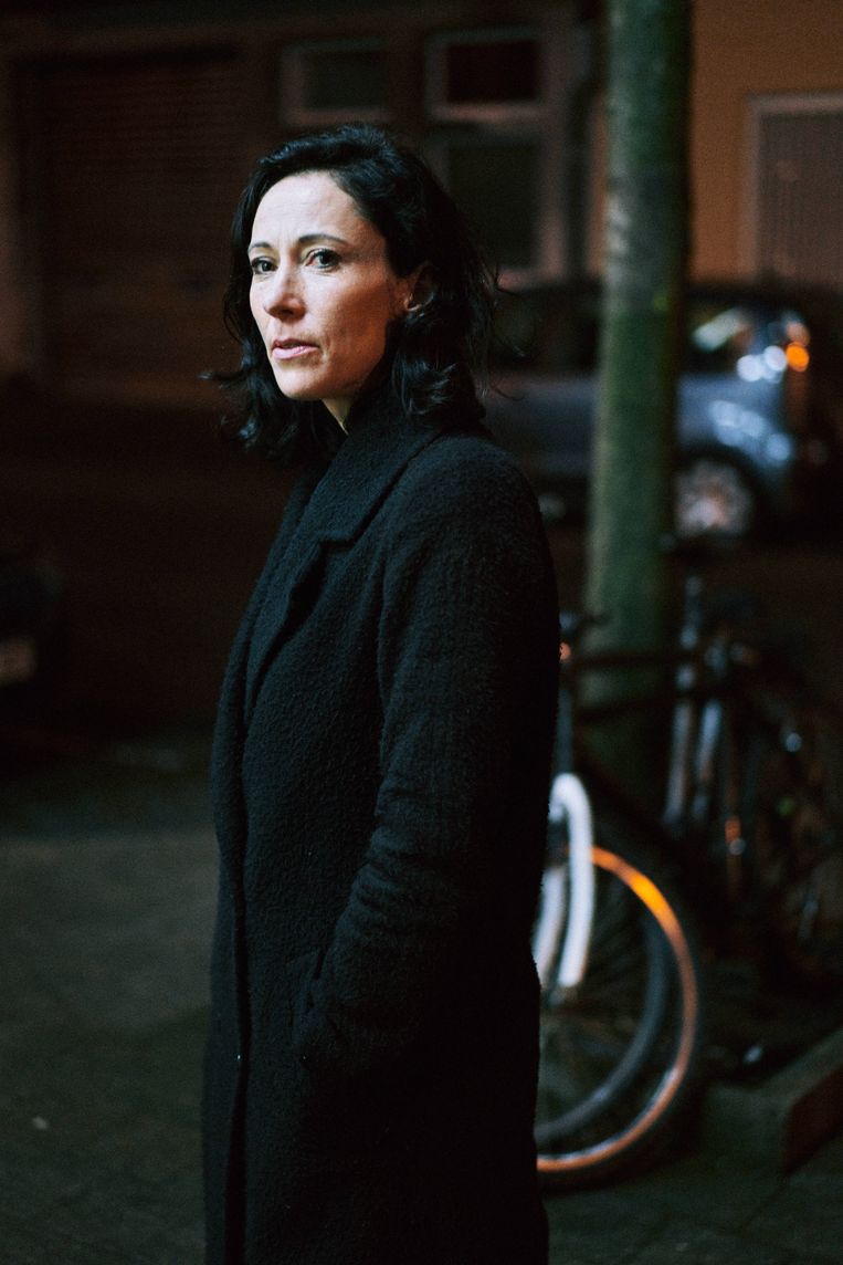 Saskia De Coster: 'Extreemrechts verfoeit homo’s, ze haten hen maar worden er tegelijkertijd ook extra toe aangetrokken. Hoe anders zou je die mannelijke frontvorming verklaren? ' Beeld Thomas Sweertvaegher