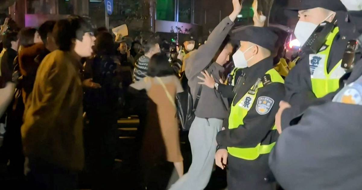 Wartawan BBC ditangkap selama protes massal yang jarang terjadi di China menentang kebijakan Corona dan Presiden Xi |  Luar negeri