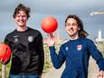 Quincy Velzeboer (r) en Tijn van der Geest hebben de actie ‘een bal voor een bal’ opgezet voor het Liliane Fonds.