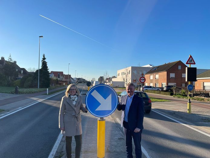 Schepen Vanhooren en burgemeester Dumarey op de Brugsesteenweg in Roksem.
