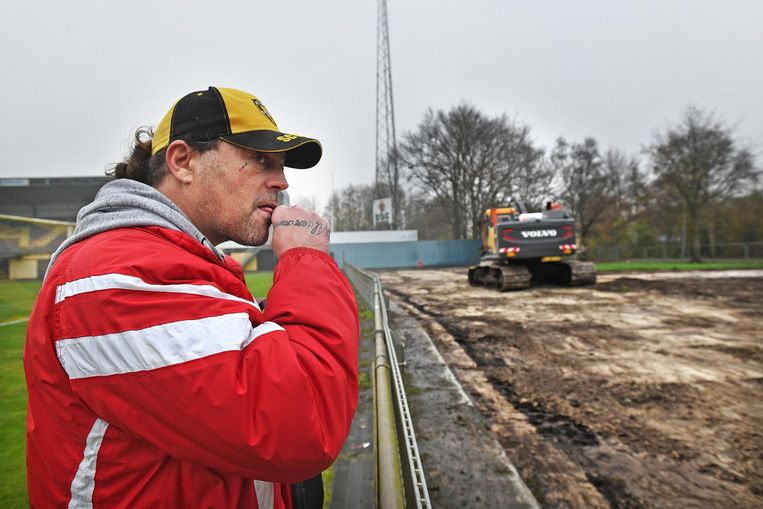 Supporter Tinus van der Laan kijkt toe bij de sloopwerkzaamheden Beeld Guus Dubbelman / de Volkskrant