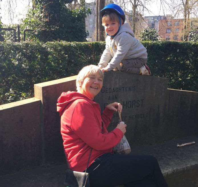 Oma Ina en kleinzoon Guus testen een gedenkbank op de begraafplaats.