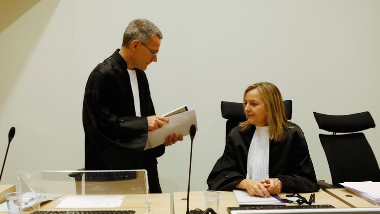 Aanklagers F. Posthumus (links) en C.L. de Jong in de rechtbank voor aanvang van het requisitoir liquidatieproces Passage Beeld anp