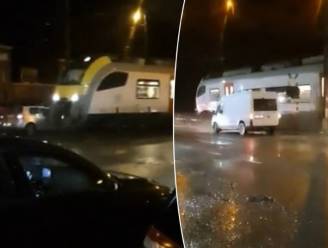 Straffe beelden uit eigen land: trein ramt aan hoge snelheid wagen die vastraakte op de sporen