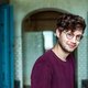 ‘Het leven is een bizarre kermis en we zitten allemaal op de rups. Maar we vergeten te genieten’