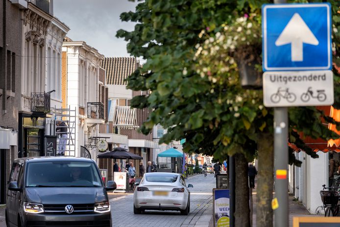 Verkeersoverlast  in de Grotestraat in Waalwijk, waar voertuigen tegen het verkeer in rijden.