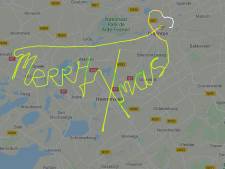 Friese piloot schrijft kerstboodschap met vliegtuig