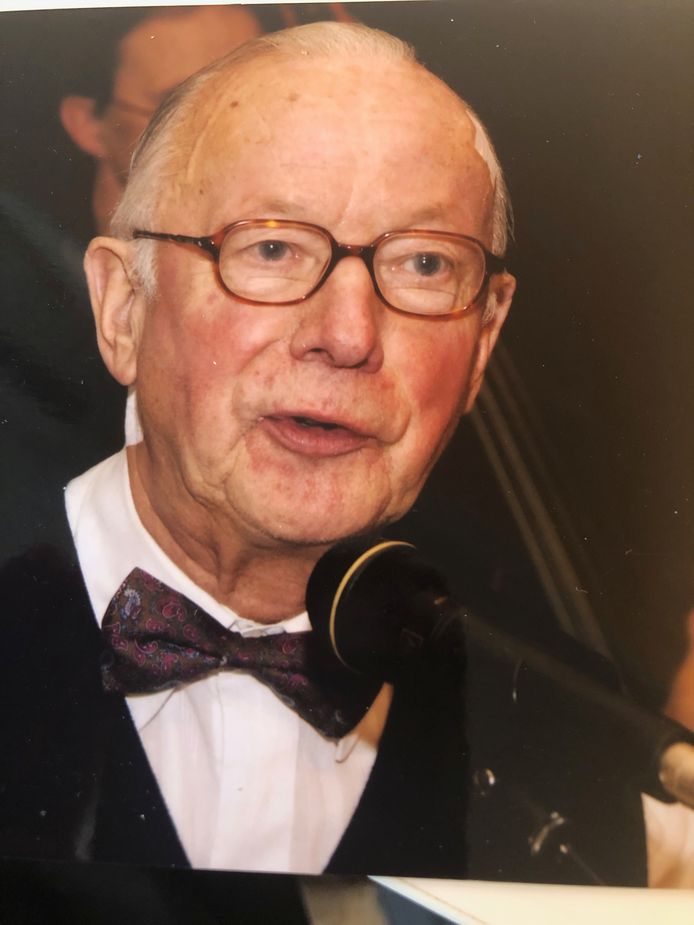 Herman Hafkamp spreekt het publiek toe.