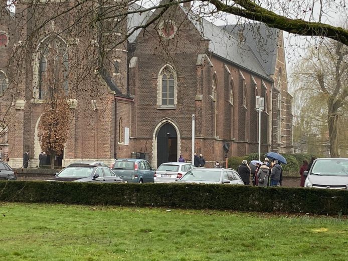 De omgeving van de Sint-Cordulakerk werd afgezet en exclusief voorbehouden voor de familie van Loes.