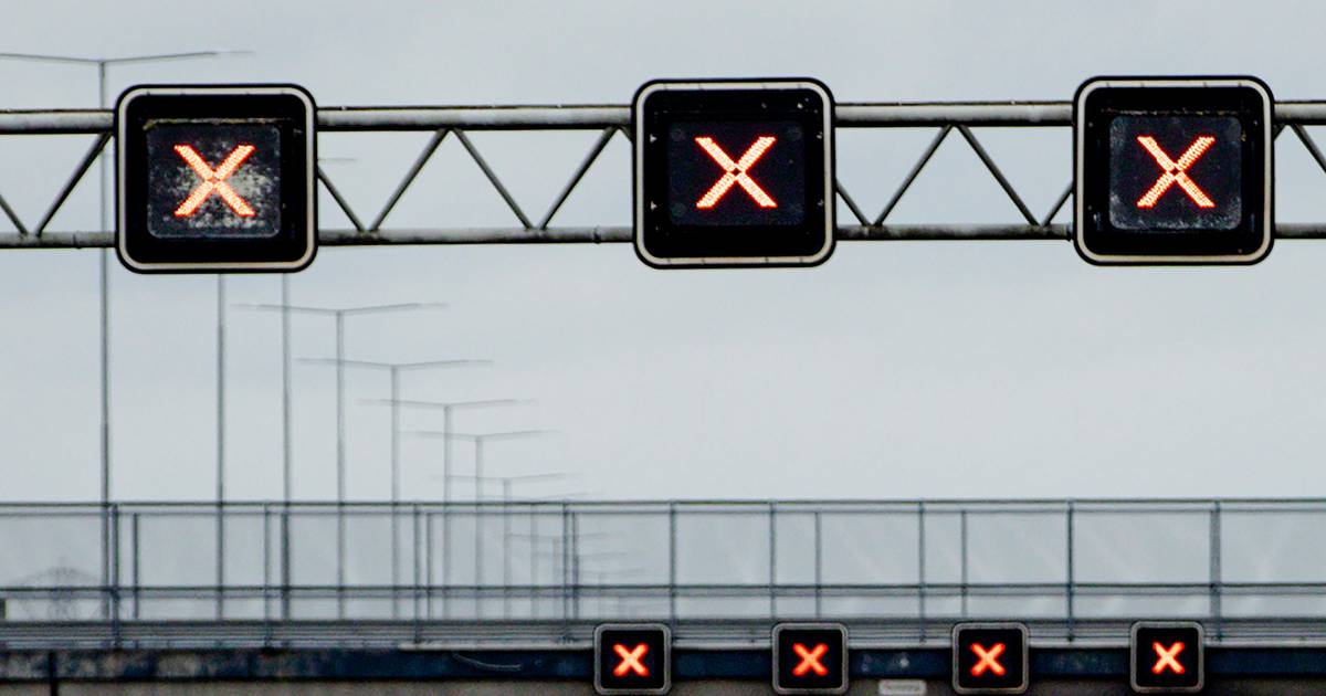 Grote kettingbotsing op A6 bij Lelystad, meerdere autos beschadigd.