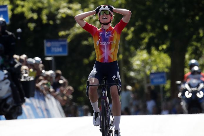 Demi Vollering bekroont droomjaar met eerste Nederlandse titel