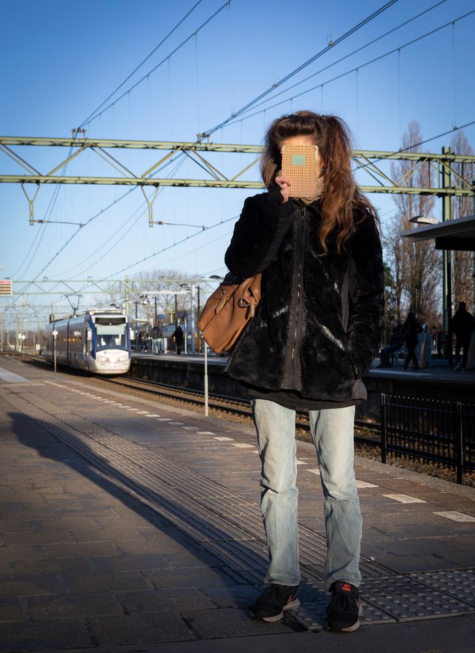 Monique leeft op straat en scharrelt haar kostje bij elkaar op de stations.