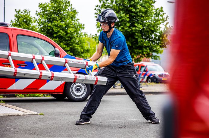 De brandweervrijwilligers doen diverse oefeningen tijdens de vorige selectiedag in Dordrecht.