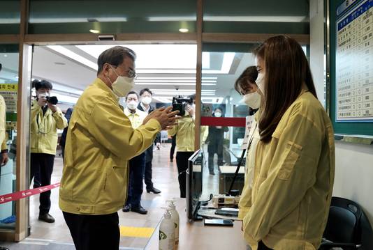 De Zuid-Koreaanse president Moon Jae-in (links) bezoekt een medisch centrum in Daegu, Zuid-Korea.