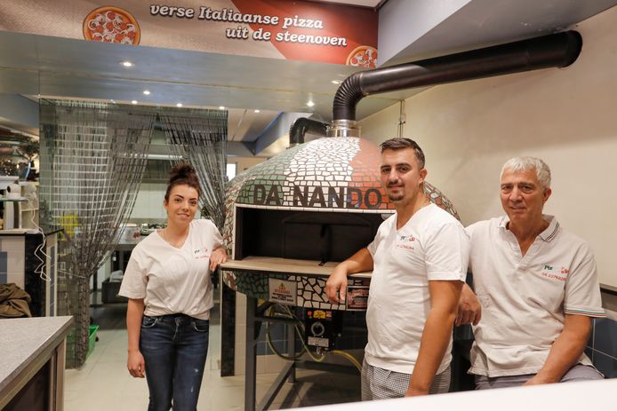 De familie Amato bij de handgemaakte pizza-oven.