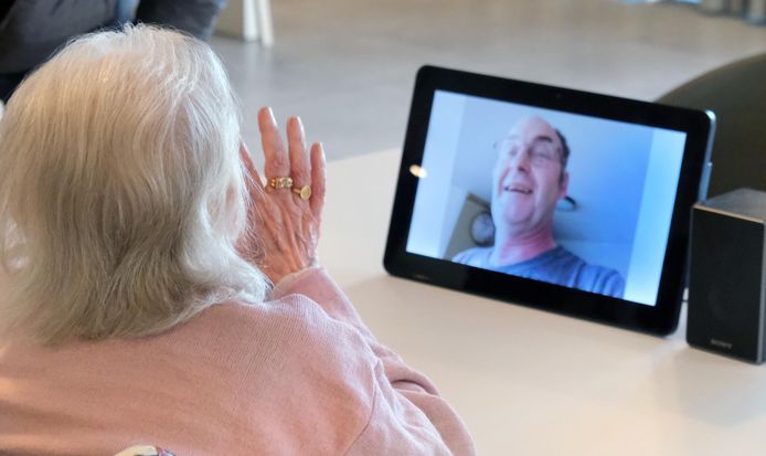 Inbellen gebeurt via een app op smartphone. Zo nam Geert Carette contact op met zijn mama.