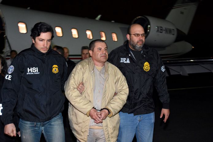 Een beeld van 19 januari vorig jaar: El Chapo wordt door Mexico uitgeleverd aan de Verenigde Staten.