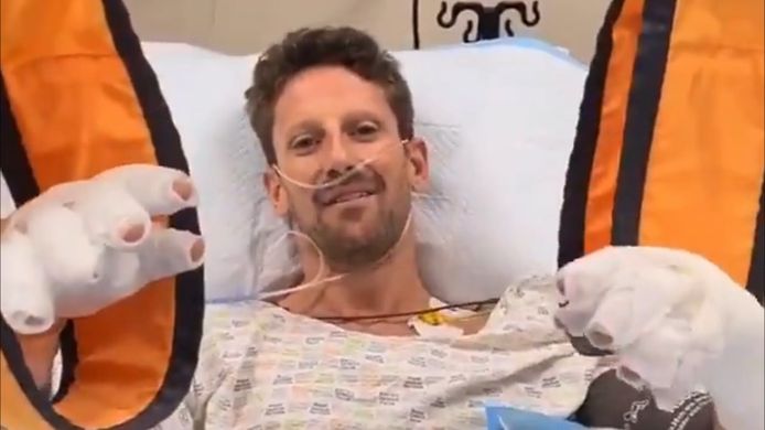 Formule 1-coureur Romain Grosjean liet in een videoboodschap vanuit het ziekenhuis weten dat het relatief goed met hem gaat. De Fransman overleefde tijdens de Grote Prijs van Bahrein een ongekend zware crash.