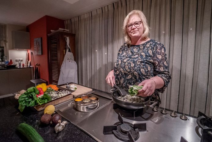 Bettine van der Heijden is hormooncoach. Zoals de naam al aan geeft helpt ze vrouwen hun hormonen, maar ook zichzelf, terug in balans te brengen.