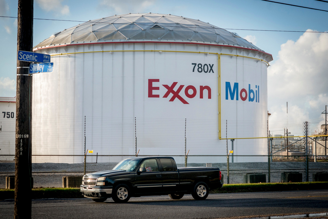 Een opslagtank van ExxonMobil. Deze oliereus kreeg, net als Shell, deze week een flinke klap te verwerken.