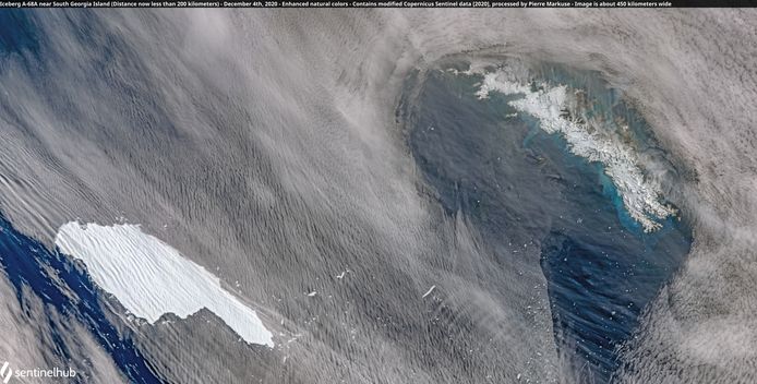 Satellietbeeld van ijsberg A-68A (L) terwijl het South Georgia nadert (R). Beeld van 4 december.
