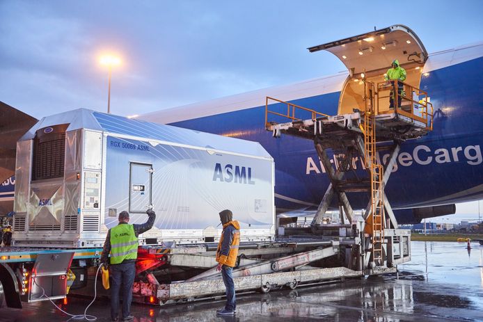 Containers van ASML worden het vliegtuig in getild.