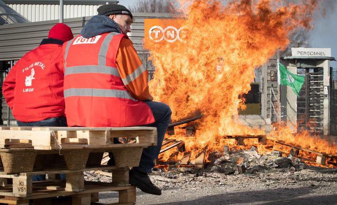 Een vuur aan de ingang van FedEx/TNT in Luik.