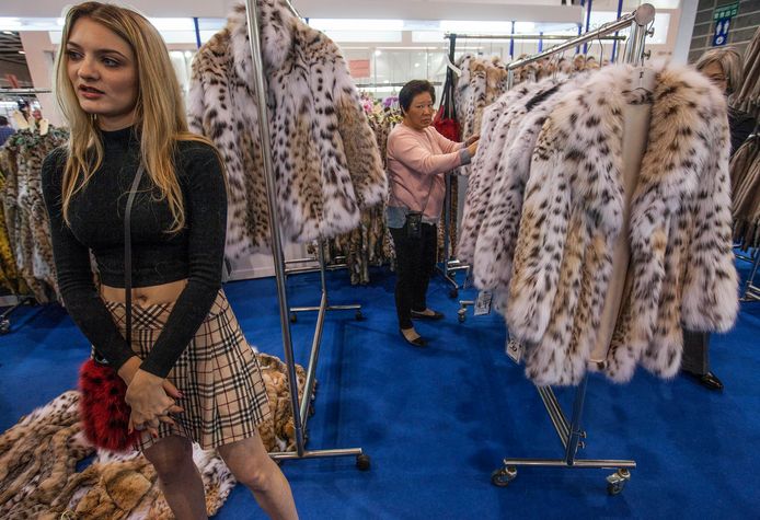 Een Russische  verkoopster van bont staat bij haar stand op de Hong Kong Fur Fair. Op deze beurs staan 159 handelaren uit de hele wereld die hun waar voornamelijk aan Chinezen verkopen. Foto Alex Hofford