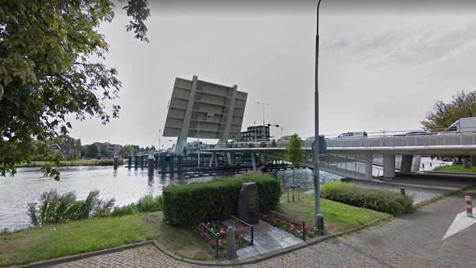 Volgens ooggetuigen ging de Prins Bernhardbrug in Zaandam woensdagavond plotseling open.