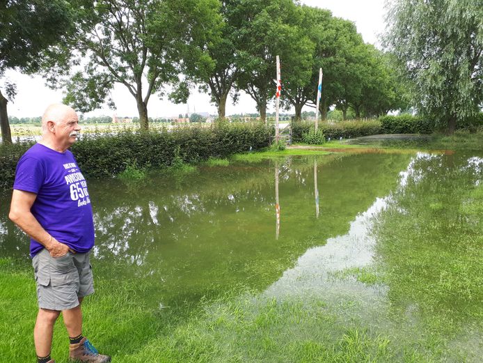 Ed Steiger overziet zijn overstroomde campingterrein aan de Rulstraat in Megen.