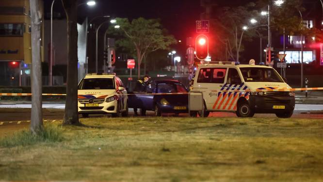 Buurt schrikt op van knallen aan Weidevogellaan, politie en speurhond onderzoeken ‘schietpartij’