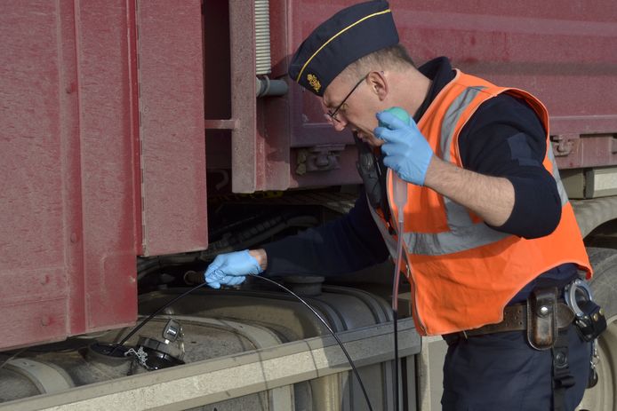 De douane controleert of de vrachtwagens wel op normale diesel rijden en niet op accijnzenvrije rode diesel.