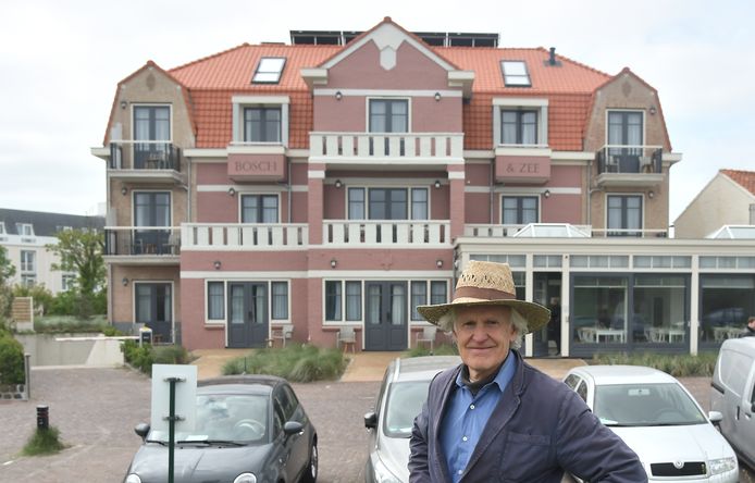 Architect Egbert Hoogenberk voor het vernieuwde hotel Bosch & Zee in Domburg.