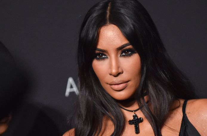 Kim Kardashian verweert zich tegen de seksverhalen van haar ex Ray J. “Hij is een pathologische leugenaar”, schrijft ze op Twitter.