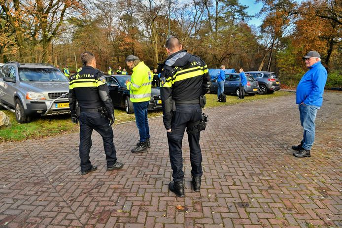 Agenten en leden van het Veteranen Search Team houden een zoekactie in Waalre.