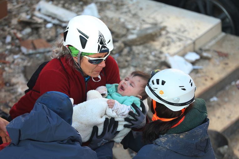Baby Ayse Vera en haar moeder (niet op de foto) worden gered onder het puin van een ingestort gebouw. Beeld Anadolu Agency via Getty Images