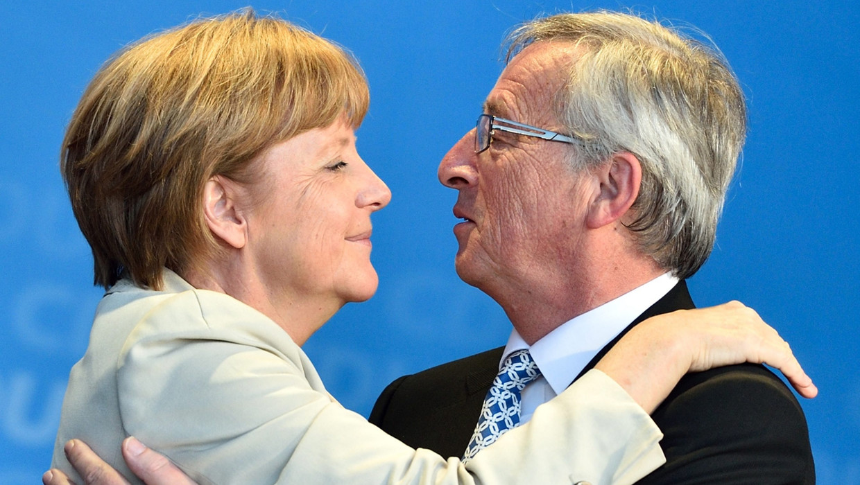 Jean-Claude Juncker (rechts) begroet de Duitse bondskanselier Angela Merkel. Beeld EPA