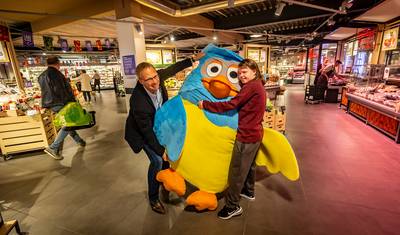 Enorme Meneer de Uil-knuffel krijgt tweede leven in Arnhem dankzij Nathalie