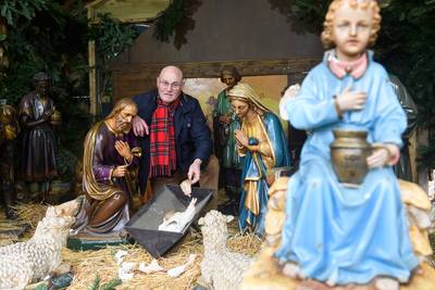 Kerststal op Houtse Heuvel vernield: engeltje en kindeke Jezus in gruzelementen