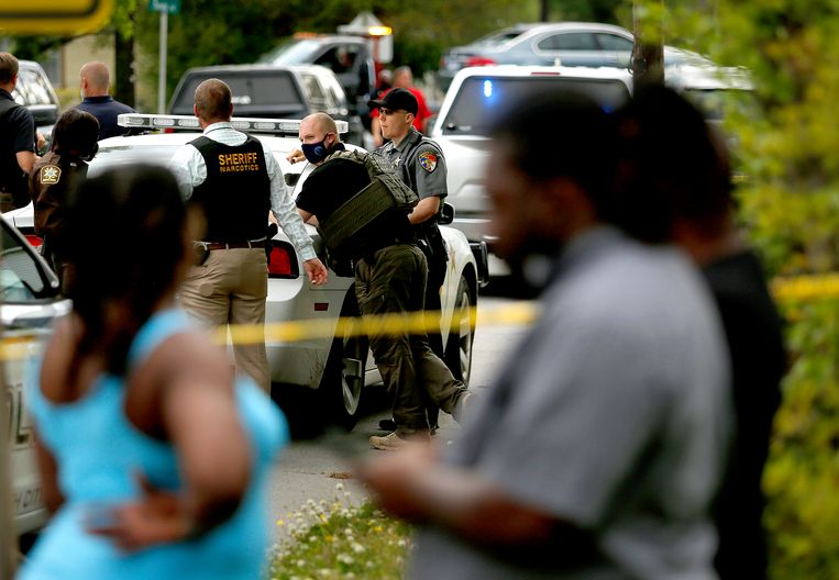 Omwonenden verzamelen zich bij de plaats van de schietpartij in Elizabeth City, North Carolina. Beeld AP