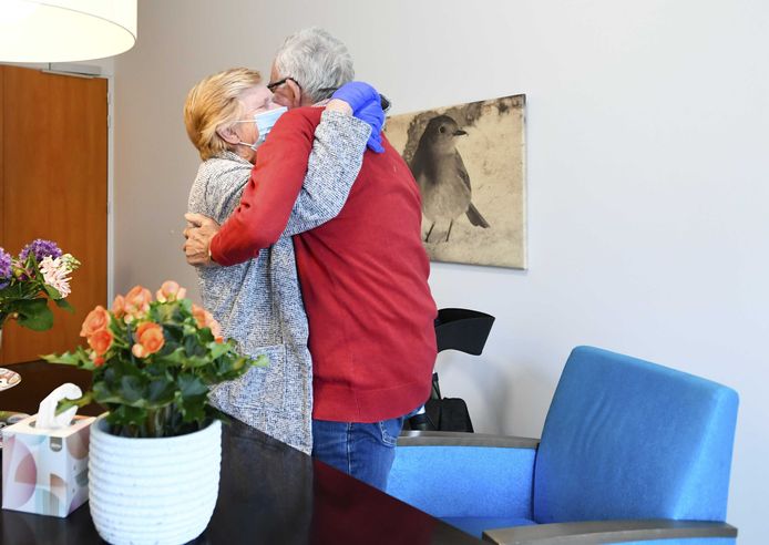 Een bewoner van verpleeghuis Honinghoeve in Nijmegen krijgt bezoek van zijn vrouw.