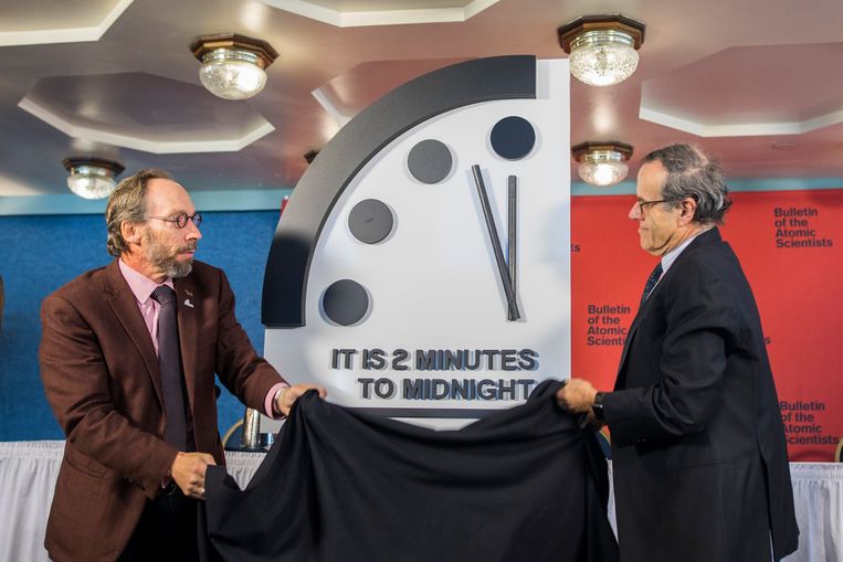 Lawrence Krauss (l.) en Robert Rosner (r.) onthullen de 'Doomsday Clock' die verzet is naar twee minuten voor twaalf. Beeld EPA