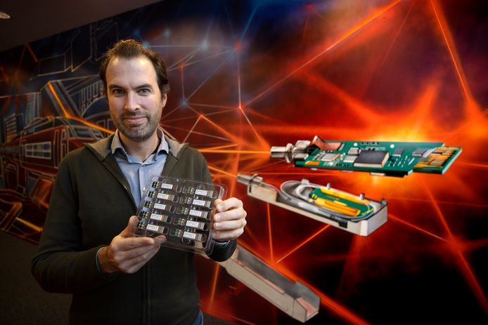 Na dertien jaar doet medeoprichter Boudewijn Docter bij Effect Photonics een stap terug. In zijn handen de transceivers (fotonische chips) die het bedrijf maakt.