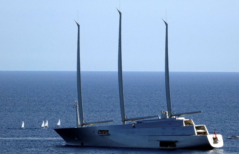 Met een lengte van 142,81 meter is 'SY A' als speeltje van de Melnitsjenko's officieel het grootste zeiljacht ter wereld. Hier in 2017 gefotografeerd voor de kust van Monaco. 
 Beeld REUTERS