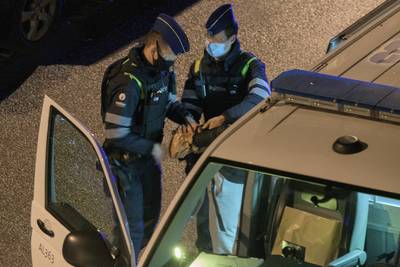 Man aangetroffen en overleden onder geparkeerd voertuig in Deurne