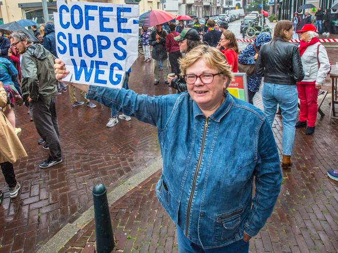 Het lukt al 15 jaar niet om coffeeshops uit woonwijken te verhuizen, maar Den Haag blijft het proberen