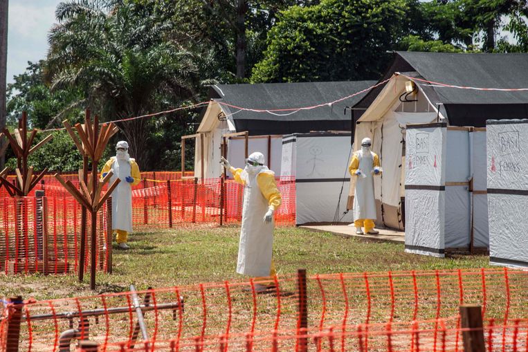 Medisch personeel in het Congolese Lyonda tijdens een eerdere ebola-uitbraak in juni. Beeld AFP