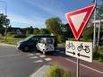 De brommobiel reed vol in de zijkant van de bestelbus.