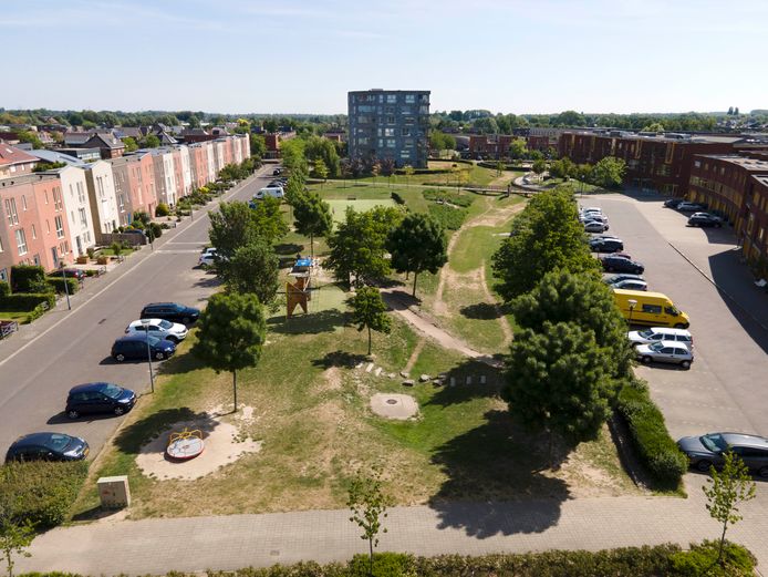 Parkje tussen Beatlesstraat en John Lennonstraat waar een tiny forest moet komen, met daarachter de Palazzoflat.